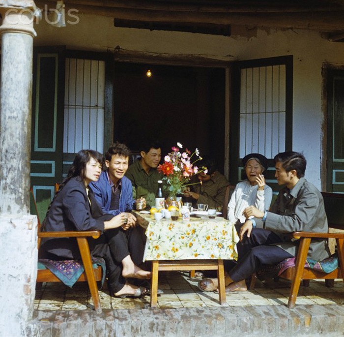 Hà Nội 1973. Một gia đình ở làng hoa Nghi Tàm, Hà Nội.
